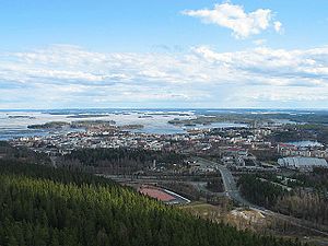 Vista del centro de Kuopio y lago Kallavesi desde la Torre de Puijo.