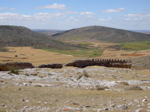 Vista desde Peñalcazar de sus murallas con campos de secano detrás