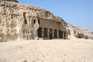 Templo de Pajet excavado en la roca.