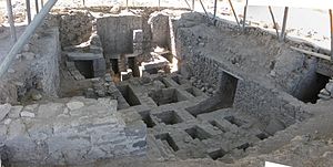 Tomb at Wari ruins near Ayacucho.jpg
