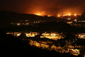 Un incendio durante la noche en Canyon Country, el 21 de octubre de 2007.