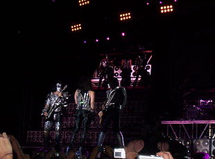 Kiss en Bogotá, Colombia, el 11 de abril de 2009, en el marco de la gira Alive 35. De izquierda a derecha: Gene Simmons, Paul Stanley y Thommy Thayer.