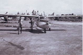 Un O-2 estacionado en Hue, Vietnam.