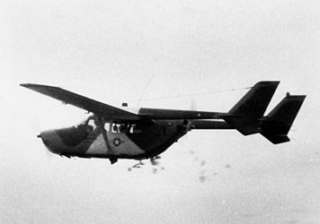 Un O-2 lanzando panfletos sobre Vietnam como parte de la Guerra Psicológica.