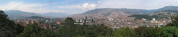 Panorámica de Medellín desde el Cerro Nutibara, hacia el noreste de la ciudad