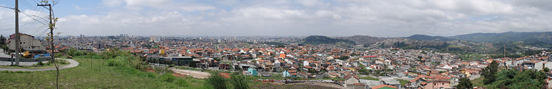 El mirador del barrio Parque Continental es uno de los puntos más altos en el área urbana de Guarullos. En la foto, parte de la periferia de la ciudad, y más adelante, parte de la Zona Norte de la ciudad de San Paulo.