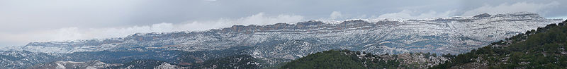 La sierra de Montsant nevada vista desde el sur.