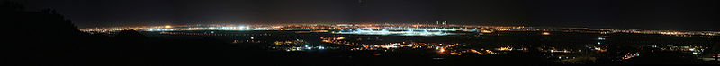 Panorámica nocturna de Madrid desde Paracuellos de Jarama, con el aeropuerto de Madrid-Barajas en el centro.
